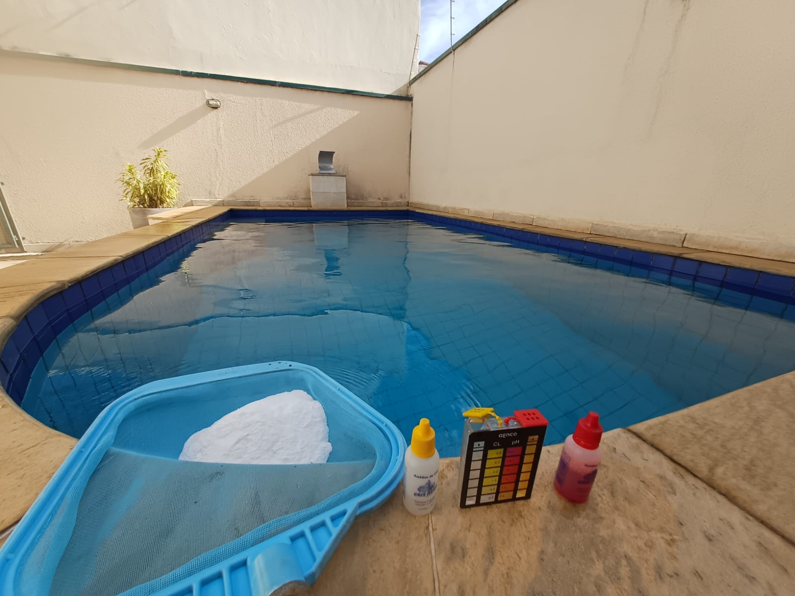 Produtos e estojo de teste durante ajuste químico da piscina