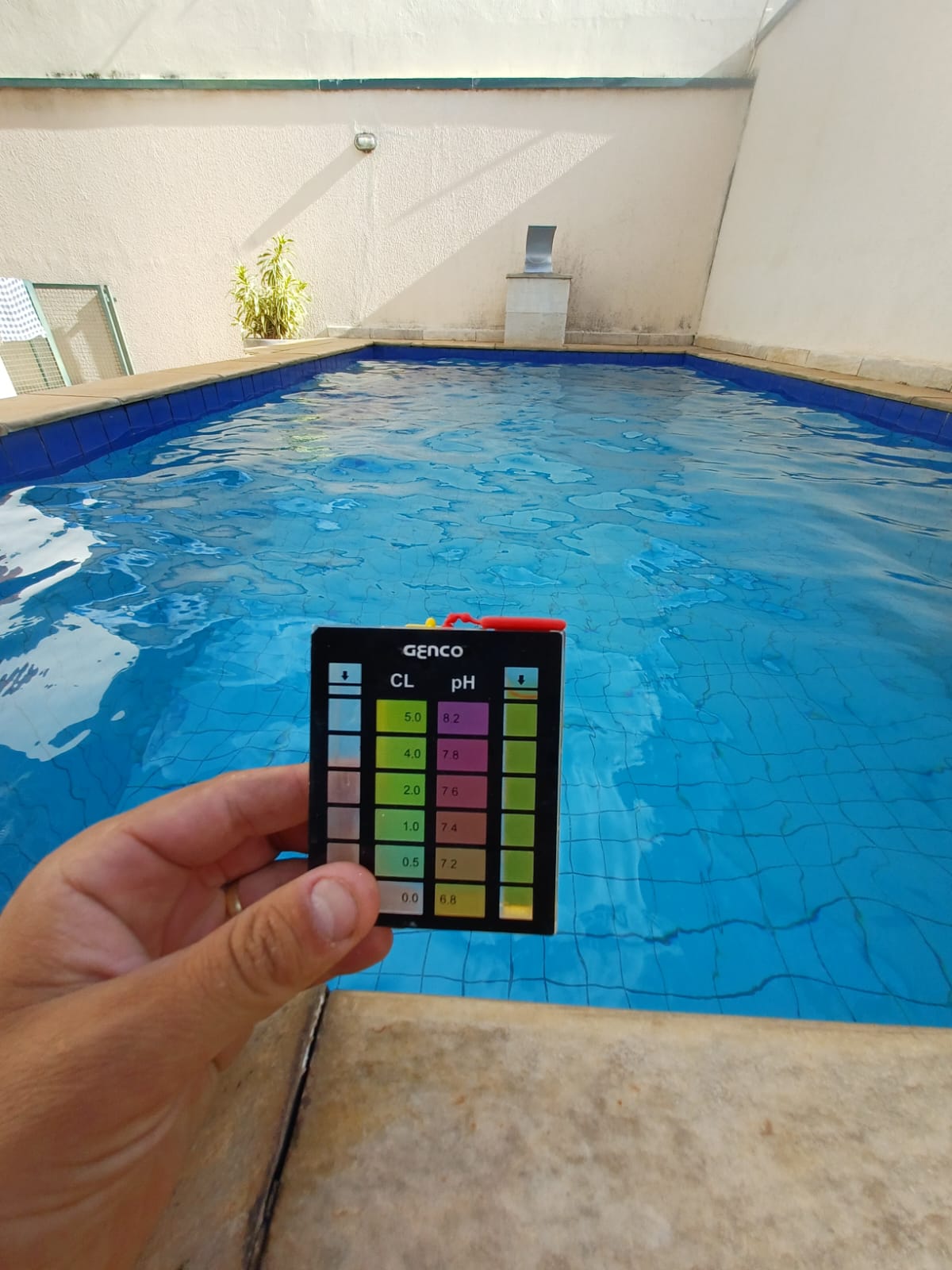 Teste de cloro e pH em piscina limpa