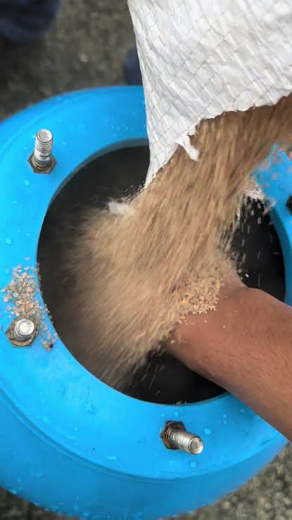 Colocação de areia nova no filtro da piscina