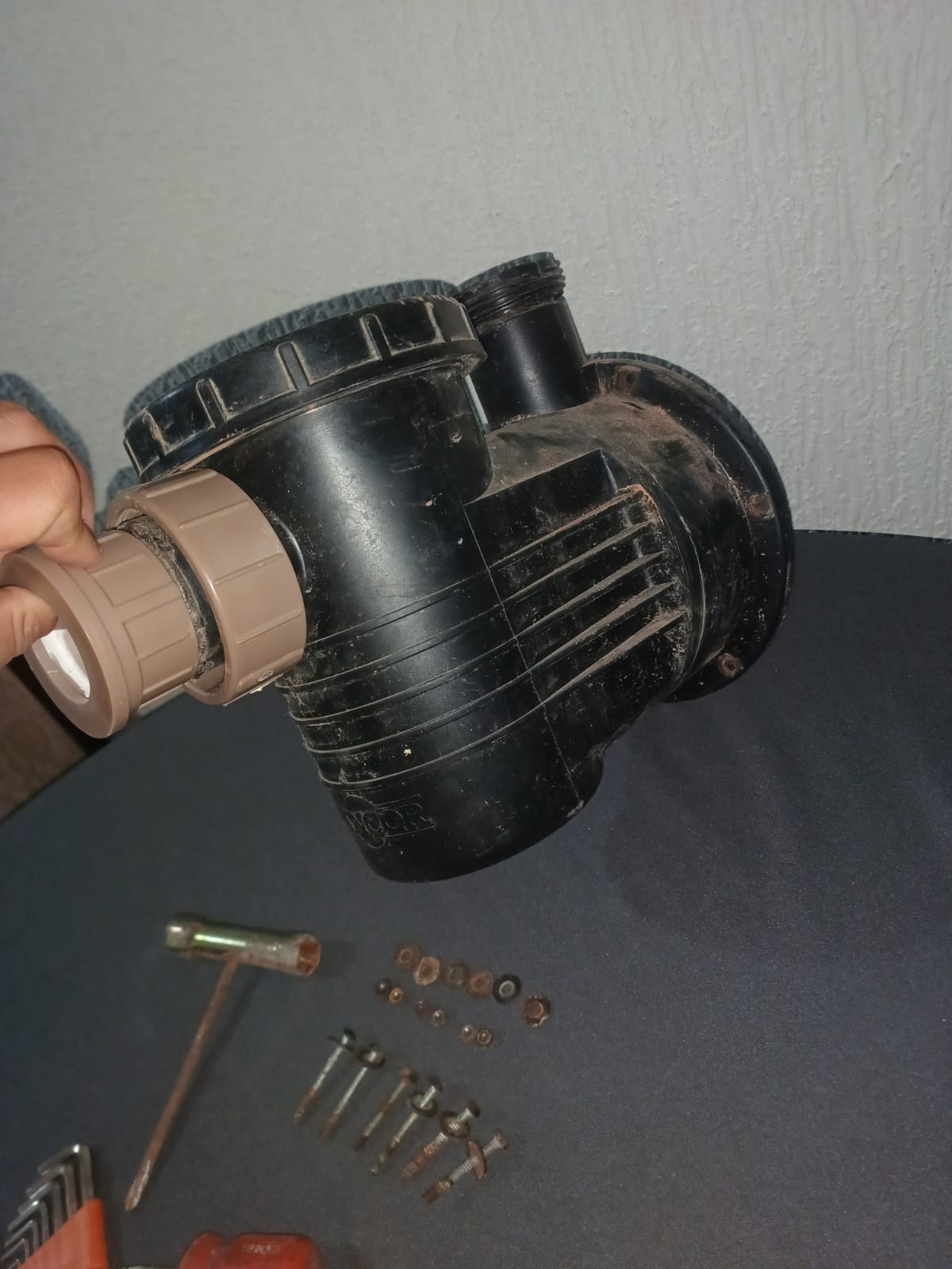 Motobomba de piscina durante manutenção