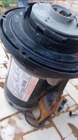 Motor de piscina aberto para manutenção