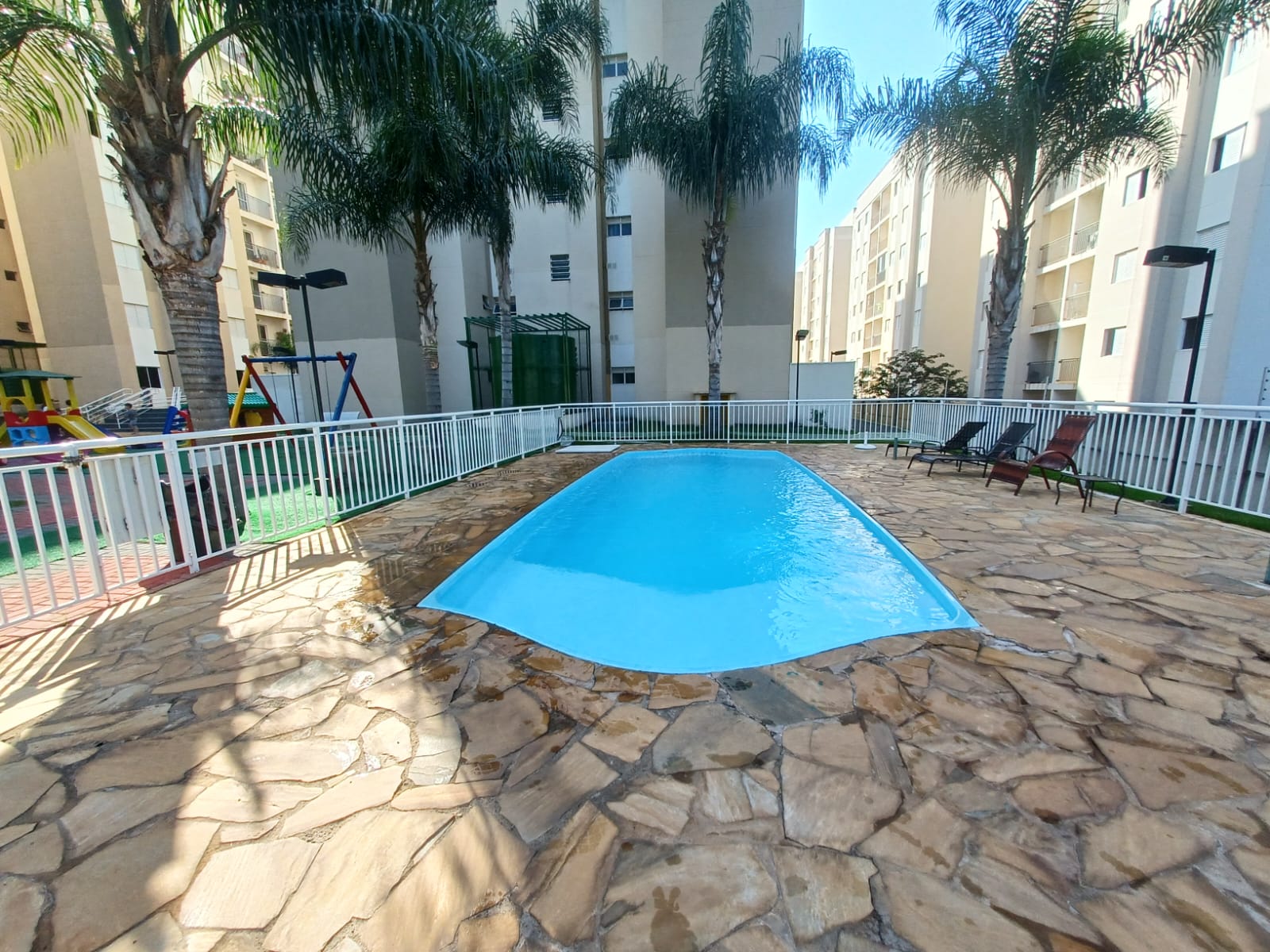 Piscina limpa em condomínio residencial