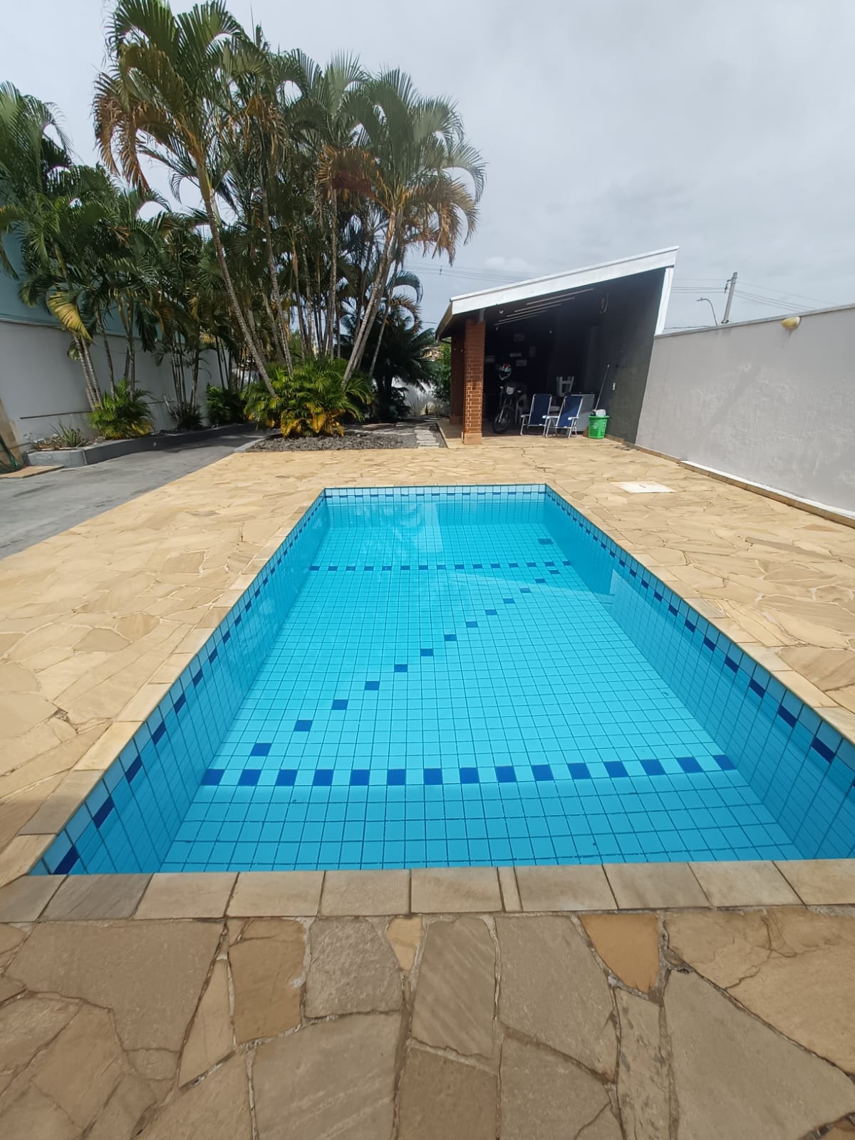 Piscina limpa em área de lazer