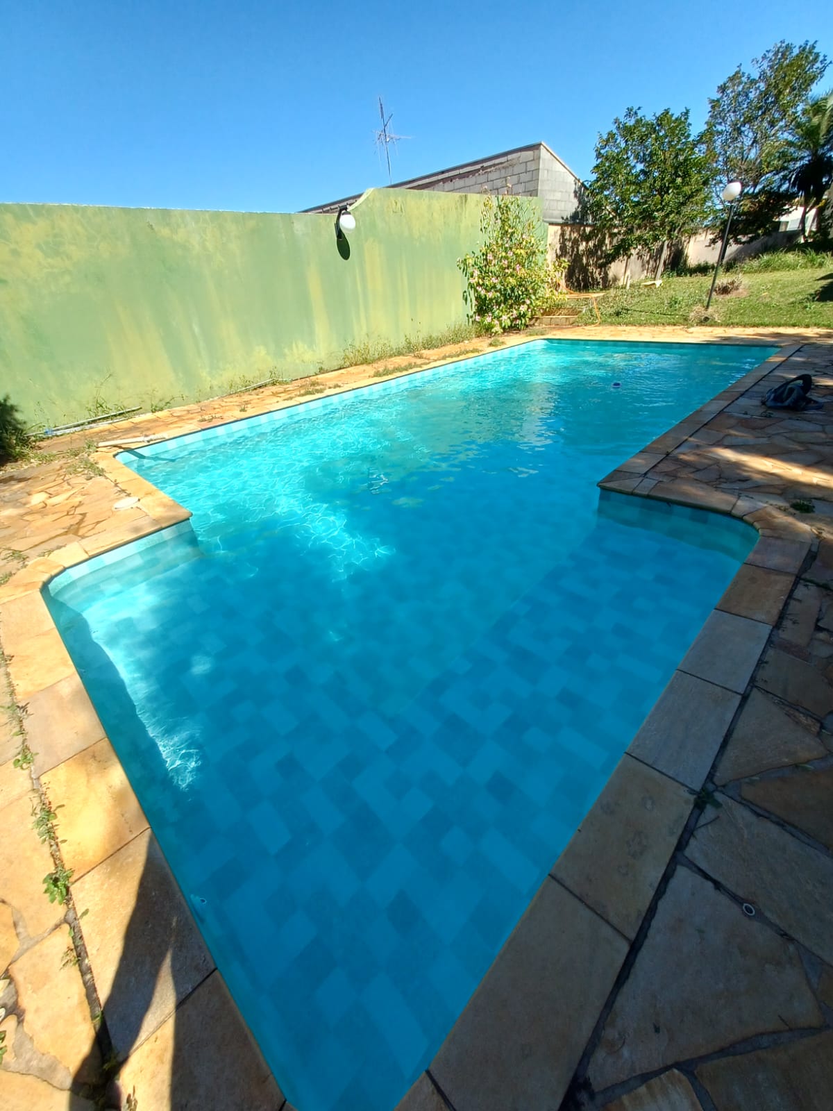 Piscina grande com água limpa e azul