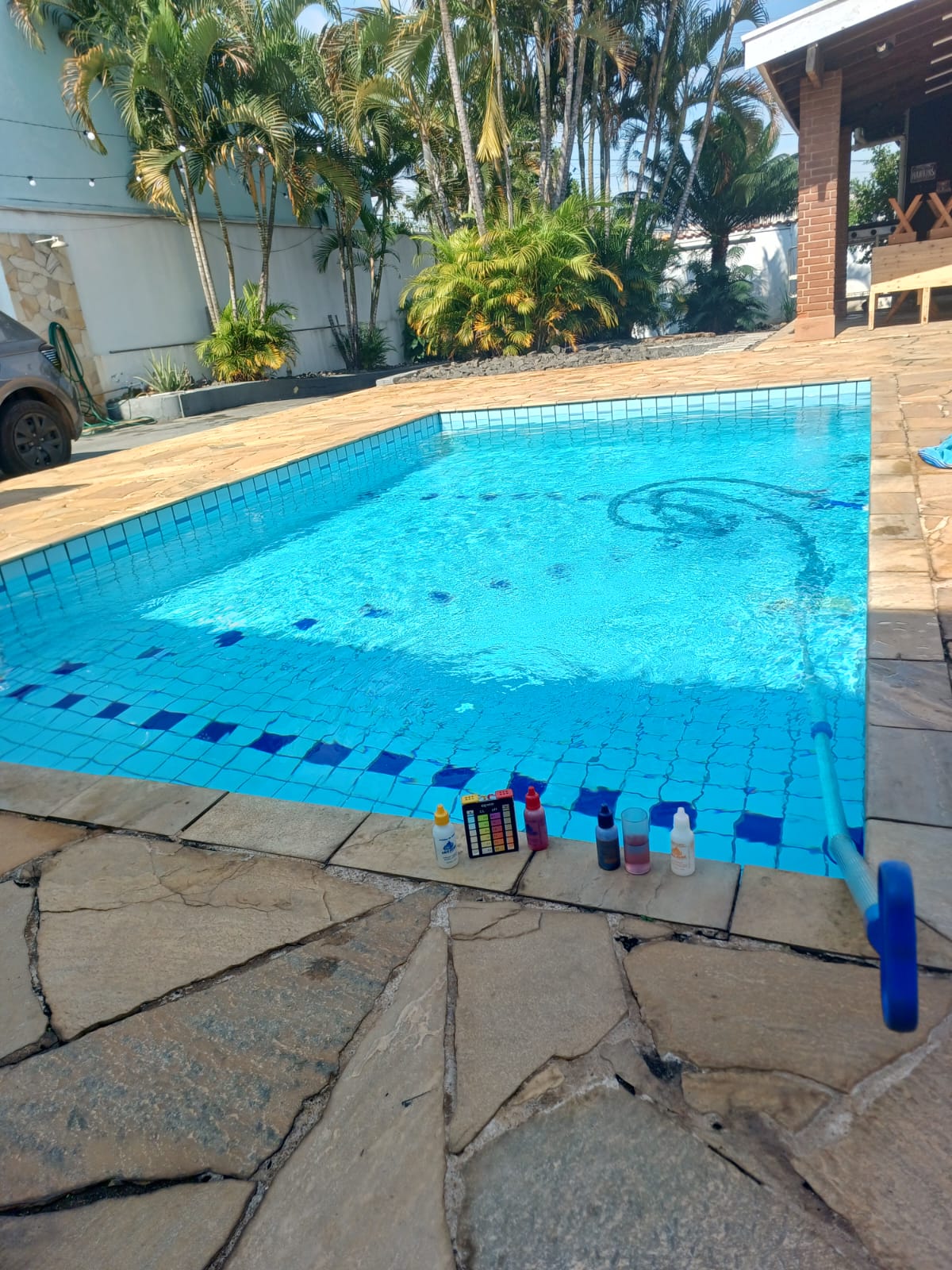 Piscina limpa após tratamento químico