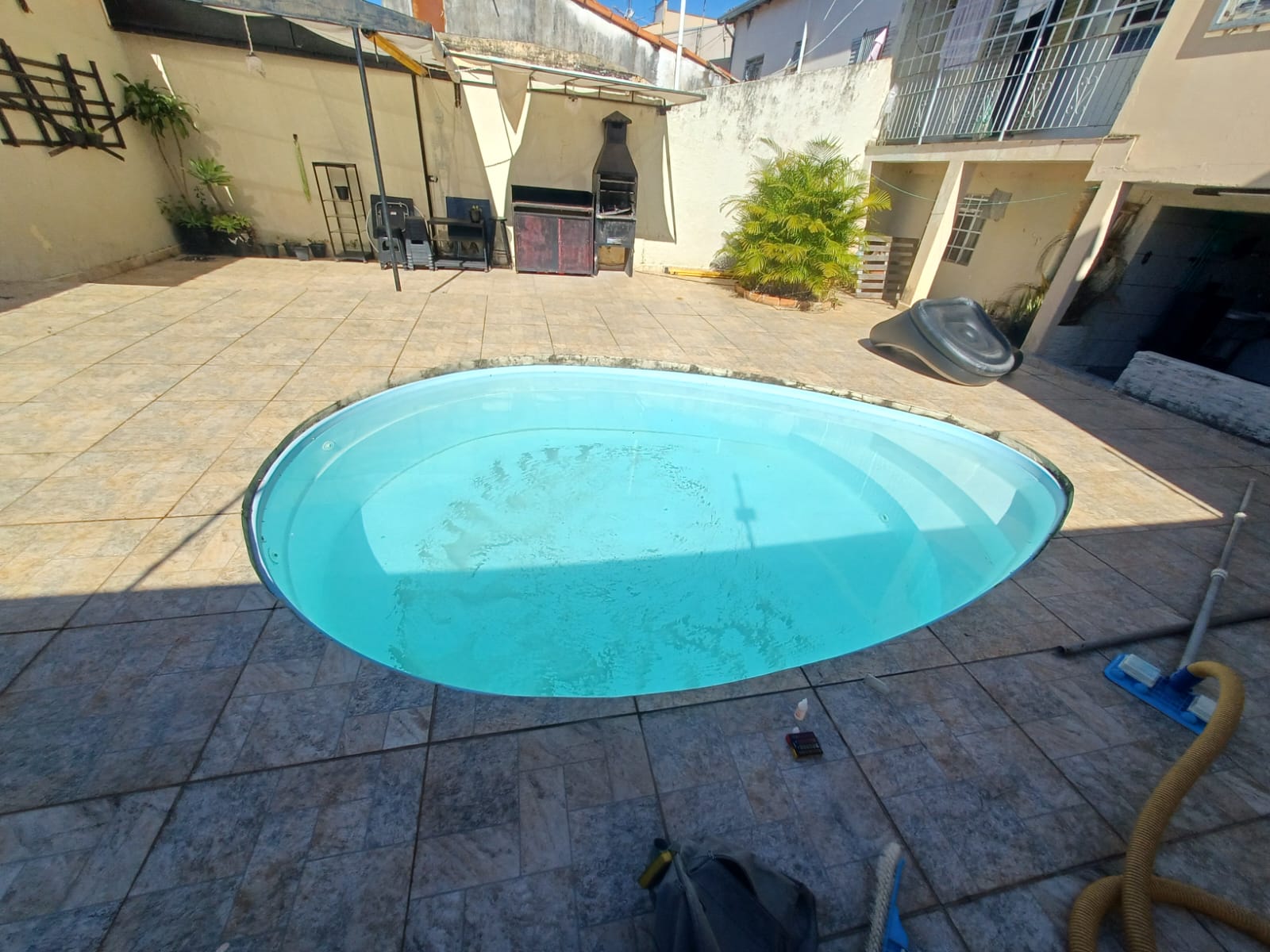 Piscina de fibra limpa em área residencial